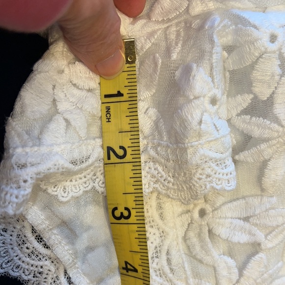 MONTEAU. WHITE DRESSY SHORTS. FLORAL LACE LIKE OVERLAY. 2.5-3” INSEAM. FEMININE - Picture 9 of 10